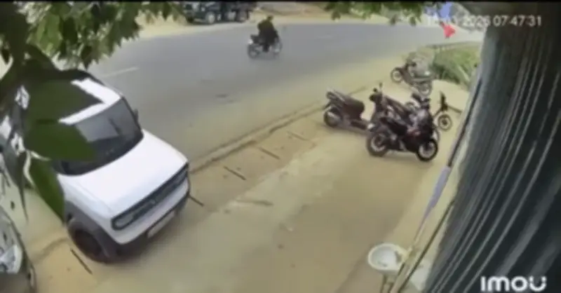 Va chạm kinh hoàng: VinFast VF 3 bị xe tải tông xoay 180 độ khi lùi từ vỉa hè