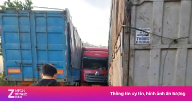 Va chạm liên hoàn 4 ôtô trên đường Hồ Chí Minh, giao thông ùn ứ nghiêm trọng