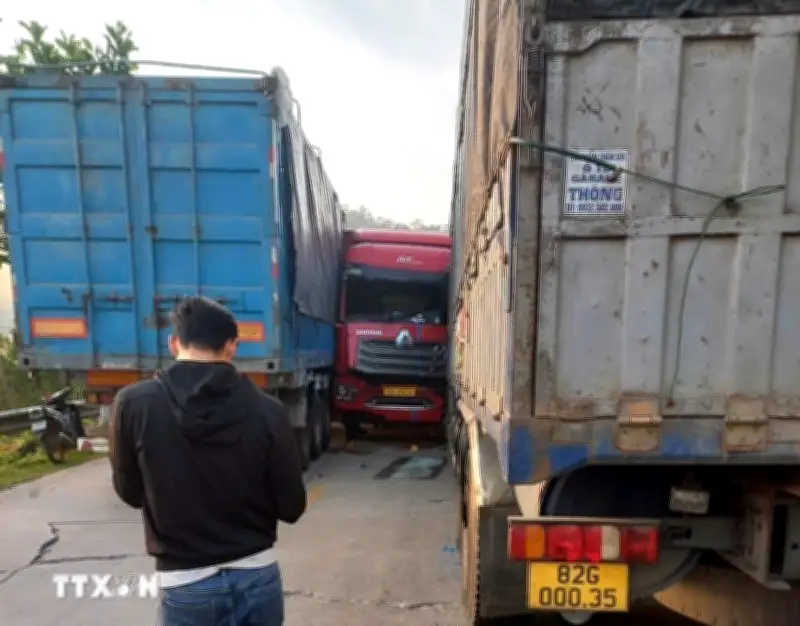 Va chạm liên hoàn 4 ô tô trên đường Hồ Chí Minh, giao thông ùn ứ nhiều giờ