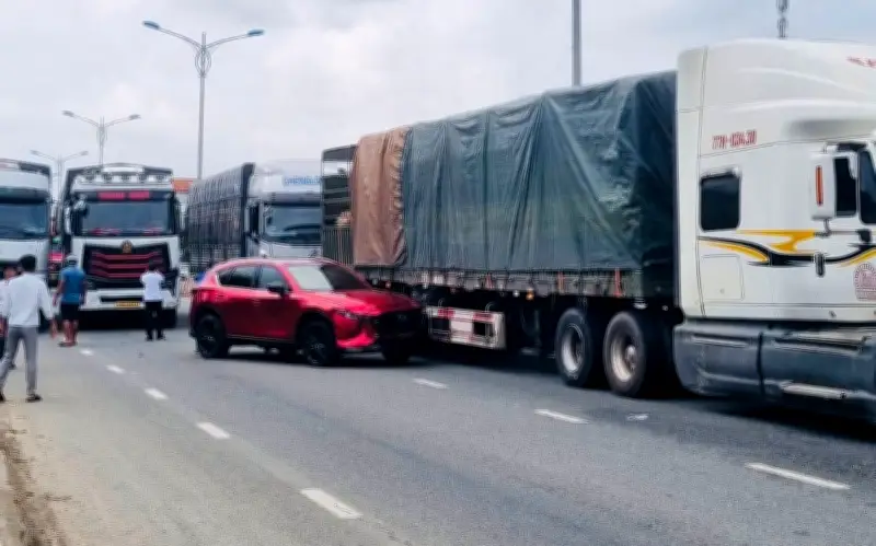 Va chạm liên hoàn 4 ô tô trên Quốc lộ 1A ở Quảng Ngãi, giao thông ùn ứ cục bộ