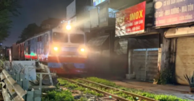 Va chạm với tàu hỏa ở Hà Nội, nam tài xế tử vong tại chỗ