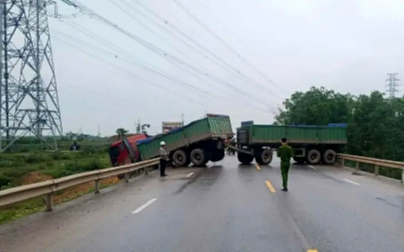 Va chạm với xe đầu kéo, hai phụ nữ đi xe máy tử vong thương tâm