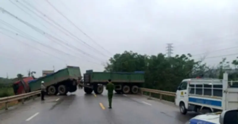 Va chạm xe đầu kéo ở Hà Nội khiến hai phụ nữ tử vong thương tâm