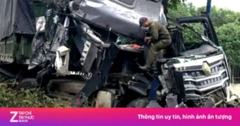 Va chạm xe đầu kéo và ôtô tải làm tê liệt đường Mỹ Phước Tân Vạn ở TP.HCM