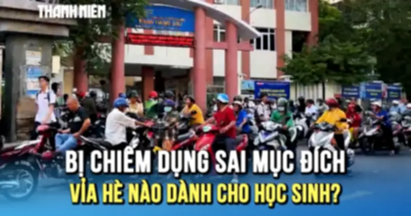 Vỉa hè cổng trường TP.HCM bị chiếm dụng, học sinh buộc phải xuống lòng đường nguy hiểm
