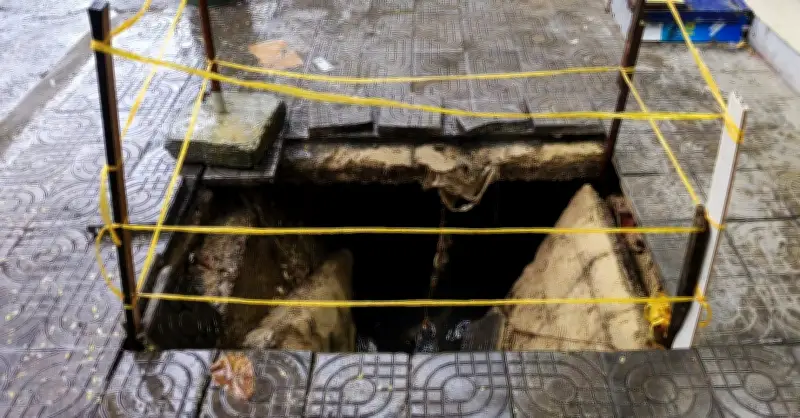 Vỉa hè sụp bất ngờ trước cửa hàng, người đàn ông thoát nạn trong gang tấc