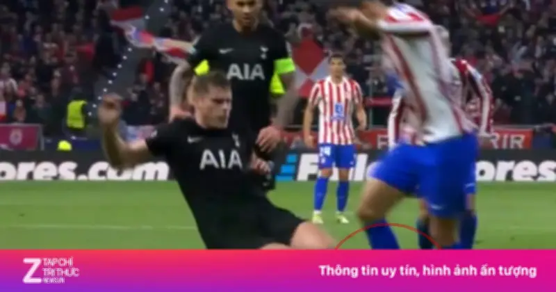 Van de Ven gây tranh cãi với pha vào bóng nguy hiểm, CĐV Tottenham phẫn nộ