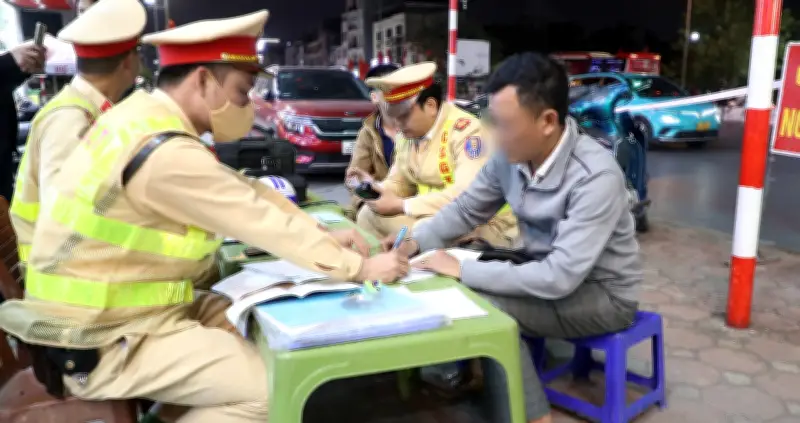 Vi phạm nồng độ cồn lần 2 trong tháng, người đàn ông bỏ xe bỏ chạy