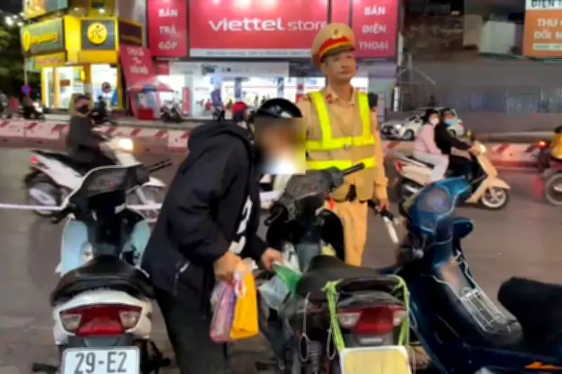 Vi phạm nồng độ cồn lần 2 trong tháng, tài xế Hà Nội bỏ xe bỏ chạy