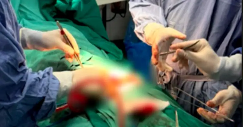 Vi phẫu trong giờ vàng cứu người đàn ông tự cắt bỏ bộ phận sinh dục