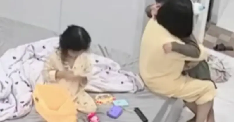 Video cậu bé khóc nhớ cha và vòng tay mẹ kế chạm triệu trái tim