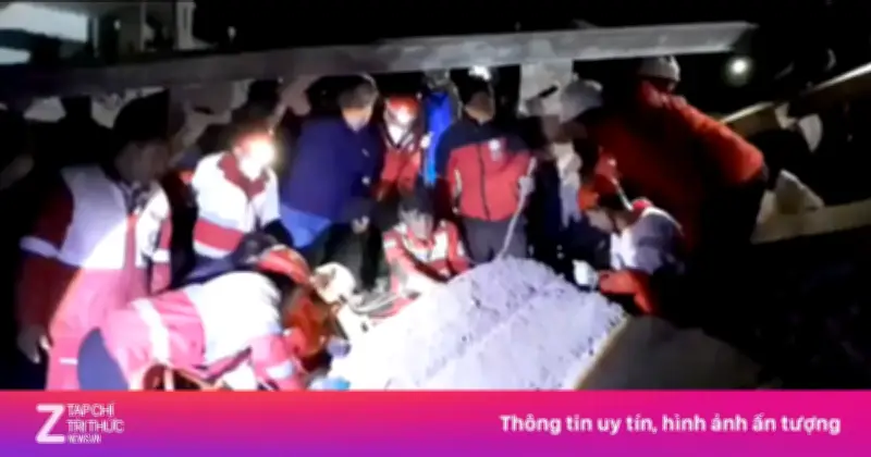 Video ghi lại cảnh chạy đua cứu nạn sau vụ không kích tại tỉnh Tây Azerbaijan, Iran