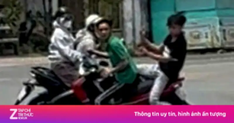 Video ghi lại cảnh hai người đi xe máy bị đuổi đánh trên đường ở TP.HCM