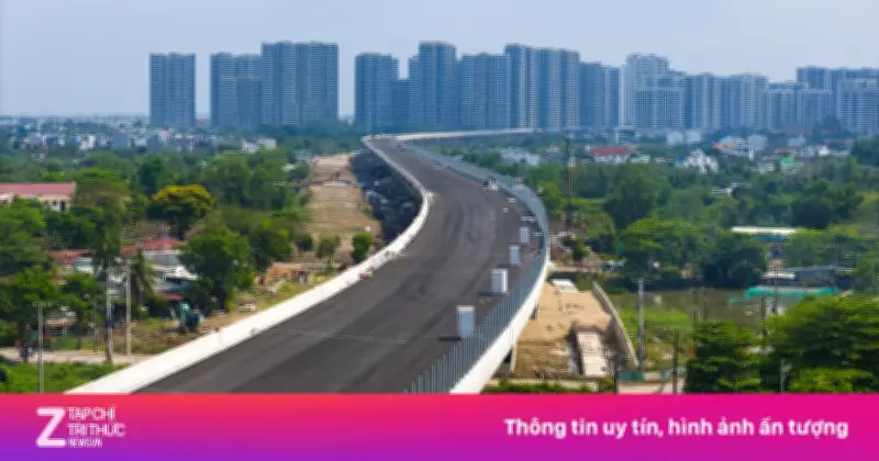 Video ghi lại cảnh đường dẫn cầu Cần Vành đai 3 TP.HCM bị thấm nhựa nghiêm trọng