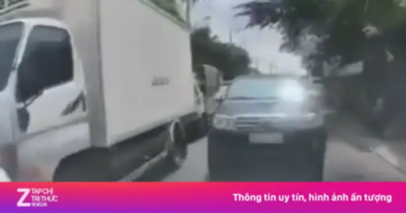 Video ghi lại cảnh tài xế ngang nhiên lấn làn trên đường phố TP.HCM