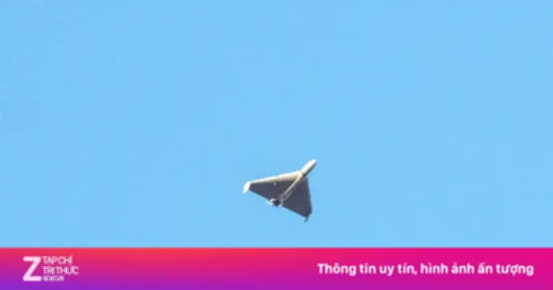 Video ghi lại cảnh tiêm kích UAE đánh chặn drone trên bầu trời Dubai