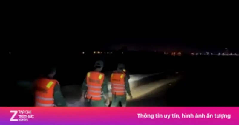 Video ghi lại cảnh tắm biển đêm ở Nha Trang, một du khách bị sóng cuốn trôi
