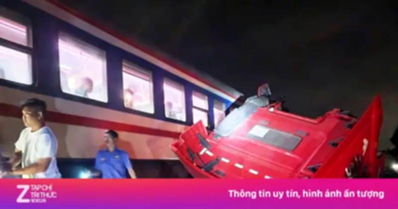 Video ghi lại cảnh tàu hỏa tông gãy xe đầu kéo trên đường ray tại Việt Nam