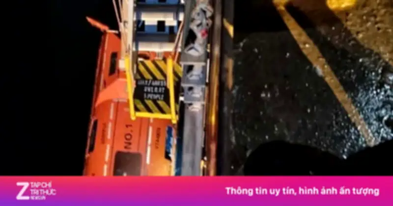 Video ghi lại khoảnh khắc 21 thủy thủ tháo chạy khỏi tàu bốc cháy giữa vịnh Oman