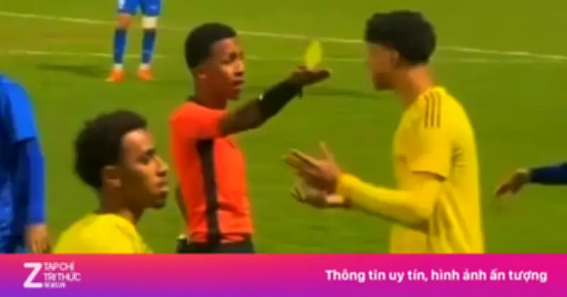 Video ghi lại khoảnh khắc con trai Cristiano Ronaldo nổi nóng trên sân