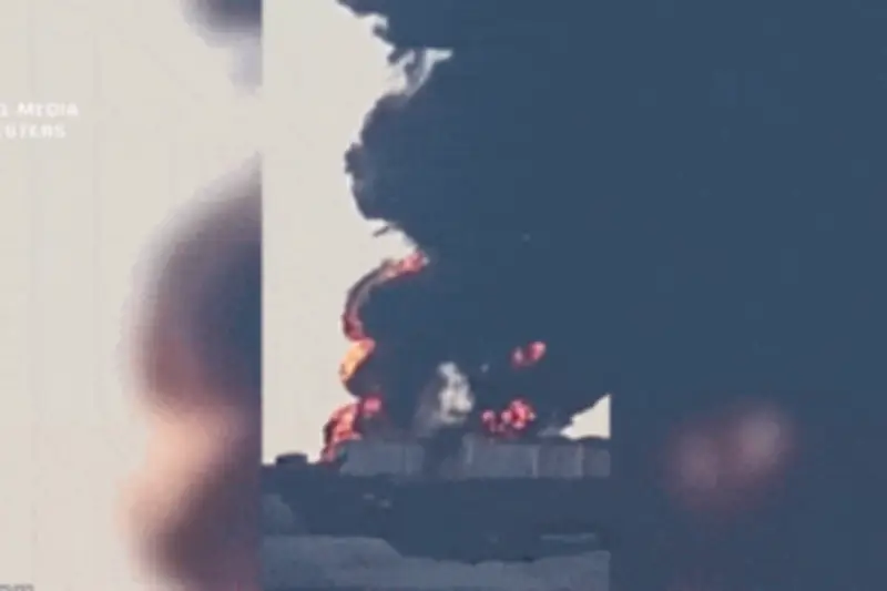 Video ghi lại vụ nổ dữ dội tại cảng Oman, nhiều bồn chứa nhiên liệu bốc cháy