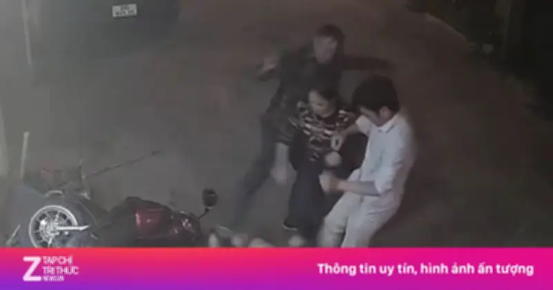 Video gây phẫn nộ: 3 người vây đánh một người đàn ông tại Hà Nội
