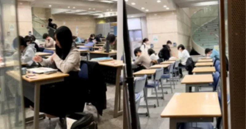Video Đại học Tokyo lúc nửa đêm: Sinh viên học miệt mài, phản ánh văn hóa học tập khắc nghiệt