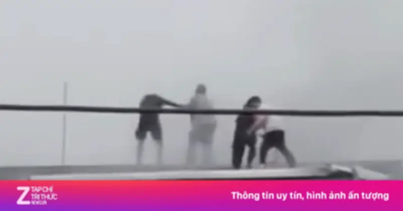 Video Phút Nghẹt Thở: 2 Thanh Niên Phá Mái Tôn Cứu 7 Người Thoát Đám Cháy