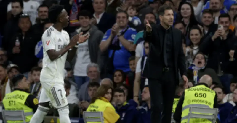 Vinicius Khêu Khích Simeone, Dẫn Đến Cảnh Hỗn Loạn Trong Derby Madrid