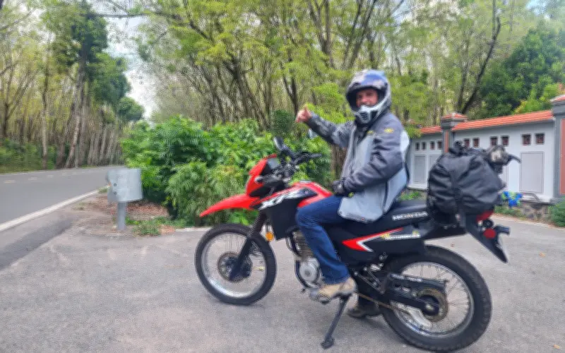 Vườn cao su Phạm Văn Cội vào mùa thay lá, trở thành điểm check-in hút khách tại TP.HCM