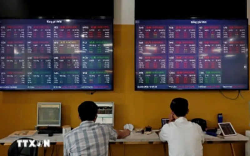 VN-Index giảm hơn 11,5 điểm, định giá thị trường trở lại vùng hấp dẫn