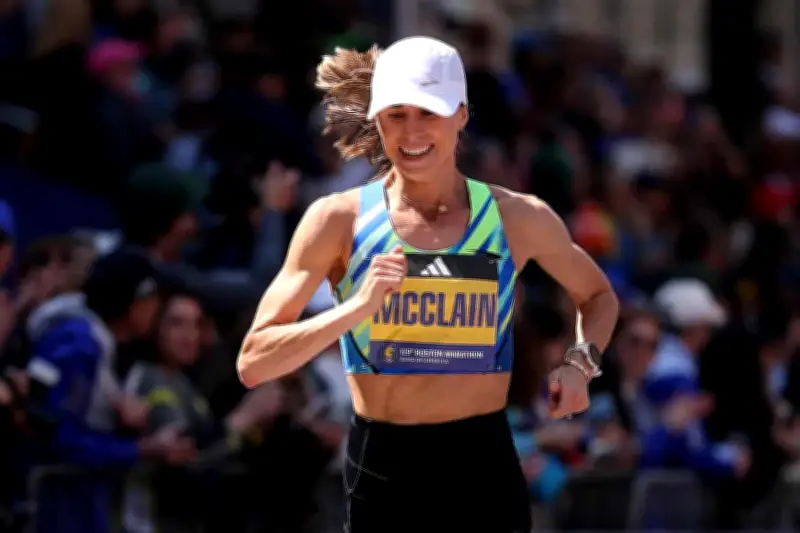 Vận động viên điền kinh mất chức vô địch vì chạy theo xe dẫn đường