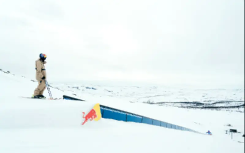 Vận động viên Thụy Điển lập kỷ lục Guinness với cú trượt ski dài nhất trên ống kim loại