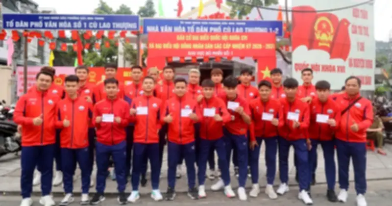 Vận động viên trẻ hào hứng thực hiện quyền bầu cử tại Nha Trang