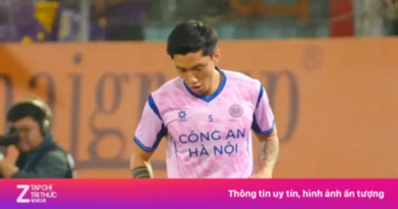 Văn Quyết từ chối bắt tay Văn Hậu sau pha va chạm căng thẳng tại derby thủ đô