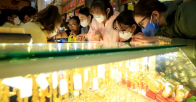 Vàng và USD biến động mạnh, chứng khoán lao dốc kỷ lục