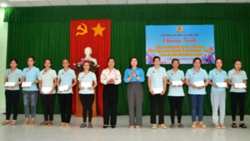 Vĩnh Long trao 790 phần quà tri ân nữ đoàn viên, lao động nhân dịp 8/3