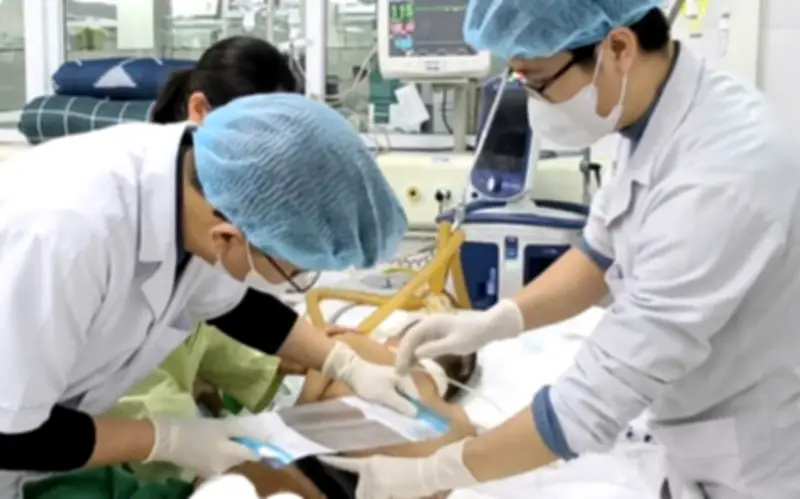 Vết mụn nhỏ vùng mông gây sốc nhiễm khuẩn, suy đa tạng ở thiếu niên 17 tuổi