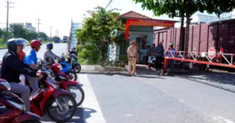 Vượt rào chắn đường sắt khi tàu đến: Phạt tiền triệu đồng, tước bằng lái xe