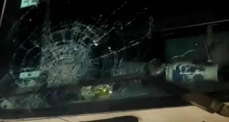 Vật thể lạ nghi là đá gây vỡ kính ô tô trên cao tốc Hà Tĩnh - Quảng Trị