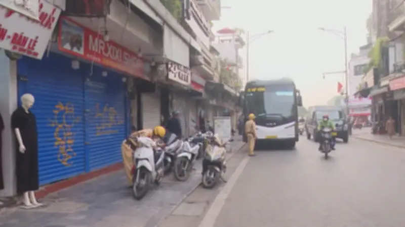 Xử lý nghiêm xe khách dừng đỗ sai quy định tại các cửa ngõ Hà Nội