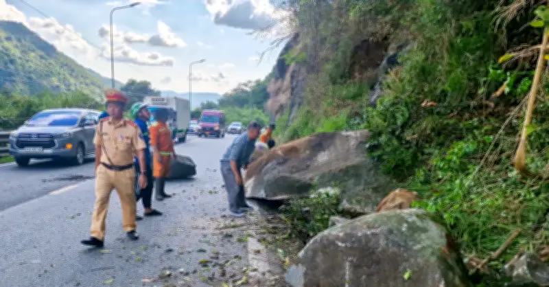 Xử lý tảng đá khổng lồ chênh vênh trên đèo Bảo Lộc, nguy cơ lăn xuống đường