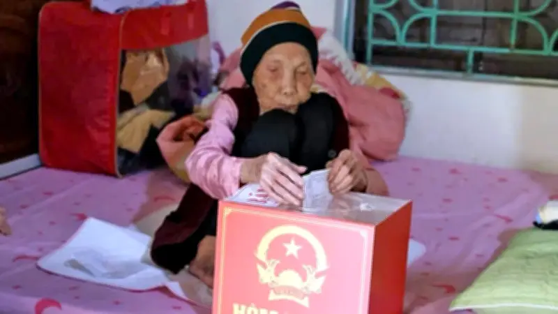 Xã Minh Châu Tổ Chức Bầu Cử Trang Trọng, Hỗ Trợ Cụ Già 100 Tuổi Thực Hiện Quyền Công Dân