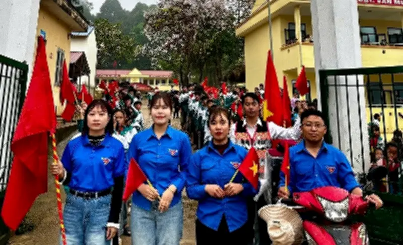 Xã Tìa Dình vượt khó địa hình, đẩy mạnh tuyên truyền bầu cử với sự tham gia của học sinh