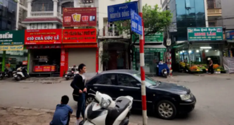 Xô xát ở Hà Nội: Tài xế ô tô bị đánh vì từ chối trả phí trông xe tự phát