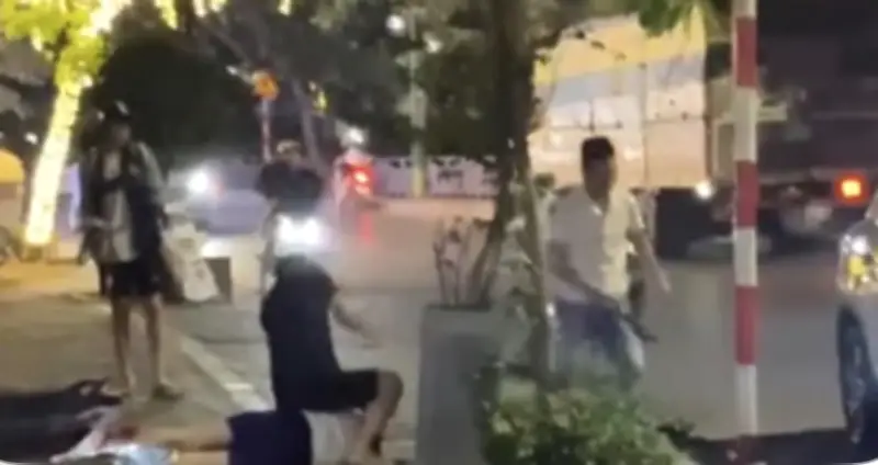 Xác minh vụ nhóm người đi ô tô ngược chiều, hành hung nam sinh giữa đêm ở Hà Nội