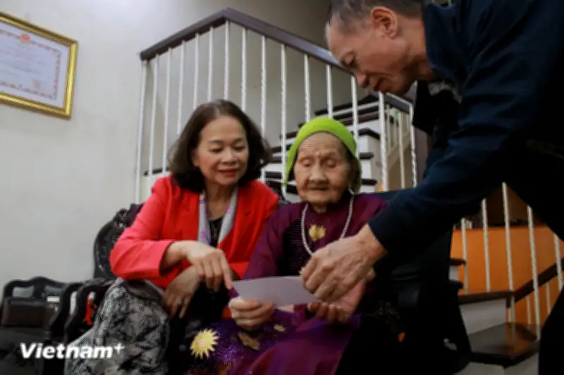 Xúc động khoảnh khắc trao thẻ cử tri cho mẹ Việt Nam Anh hùng 99 tuổi