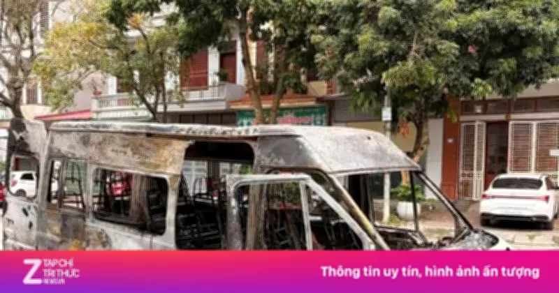 Xe 16 chỗ bốc cháy dữ dội trên đường ở Bắc Ninh, lực lượng cứu hỏa khẩn trương ứng phó