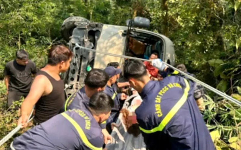 Xe 29 chỗ lao xuống vực ở Tam Đảo, nhiều người bị thương nặng