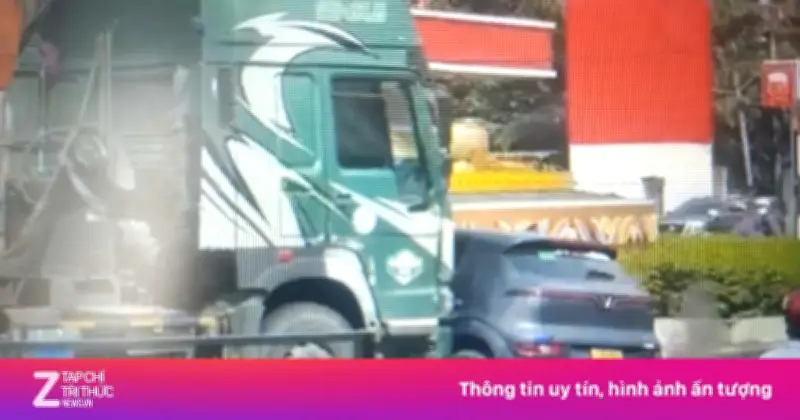 Xe Ben 'Ủi' Ôtô Trên Đường Quốc Lộ 13, Nhiều Người Hoảng Hốt Chứng Kiến